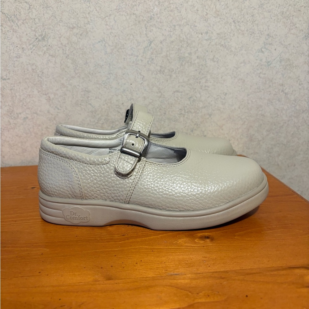NWOB Dr Comfort Merry Jane Women’s Dress shoes Ivory Leather 5.5XW
